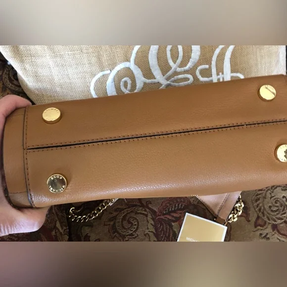 Like new Michael Kors bag with chain strap - Picture 3 of 7